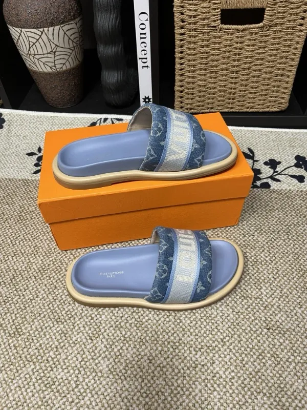 P320💰[New model] Long-term availability, 2025 new model, couple model [LOUlS VUlTTON] comes with drawer box, bag, card, invoice "Louis Vuitton ~ unique modern sandals. 》LV counter purchasing 🏃Men's and women's casual slippers, sold at the same time at the counter, the original old flower material upper is soft and comfortable, (refuses to discolor and rub the feet) sole: original factory special combination original sole, code number: 35--46 4 multiple colors 🉑️ to choose from